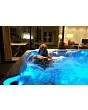 LED-Beleuchtung des Outdoor-Whirlpools Pleasure – Stimmungsvolle LED-Beleuchtung für eine entspannende Atmosphäre bei Nacht.