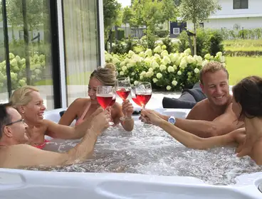 Gesundheitsvorteile von Outdoor Whirlpools im Frühling: Ihr Wellness-Guide