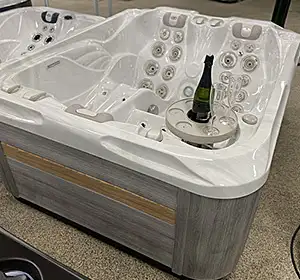 Outdoor Whirlpool Soulmate für 3 Personen – Kompakte & Luxus Jacuzzi Alternative