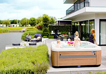 Outdoor-Whirlpool & Swim Spa Trends 2025: Wellness im Garten erleben